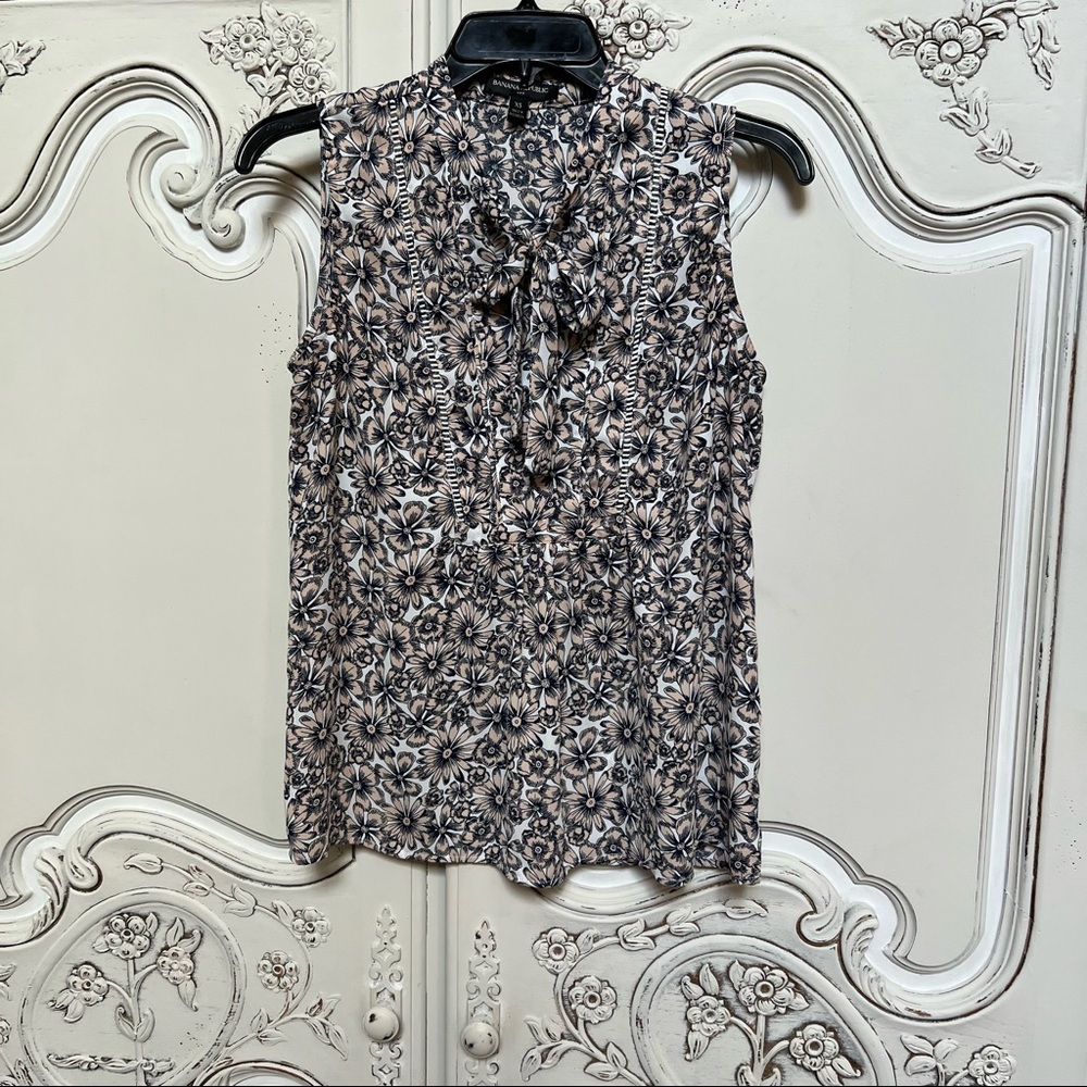 Banana Republic - V Neck - Sheer Sleeveless Blouse Size XS